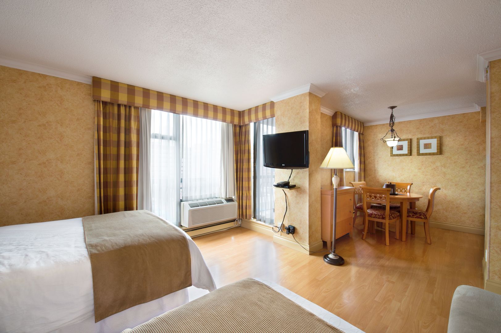 2 double bed suite living area