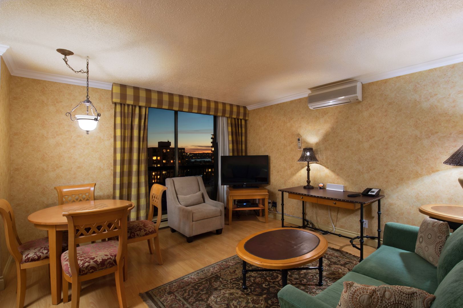 executive king with sofa living room